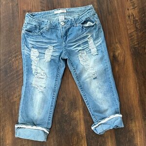 Distressed Light Blue Women’s cropped Jeans